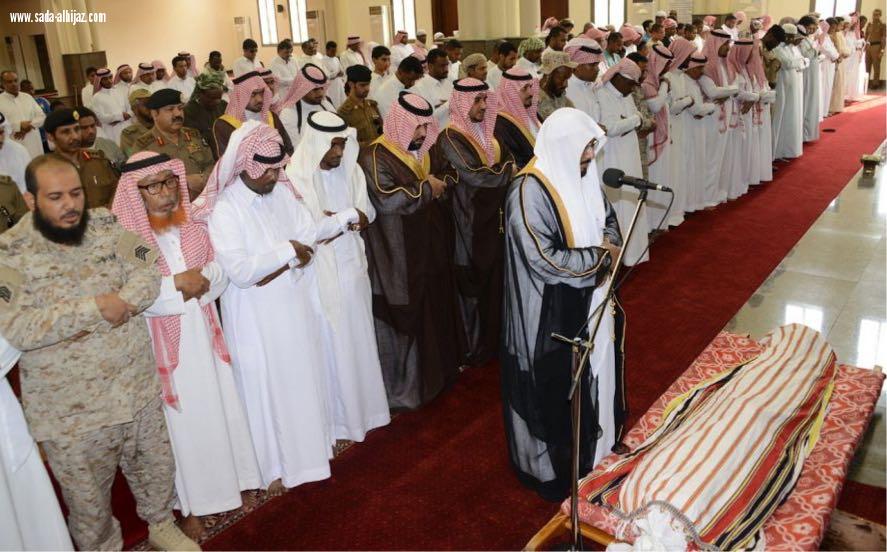  نائب أمير منطقة جازان يؤدي صلاة الميت على شهيد الواجب المجرشي 